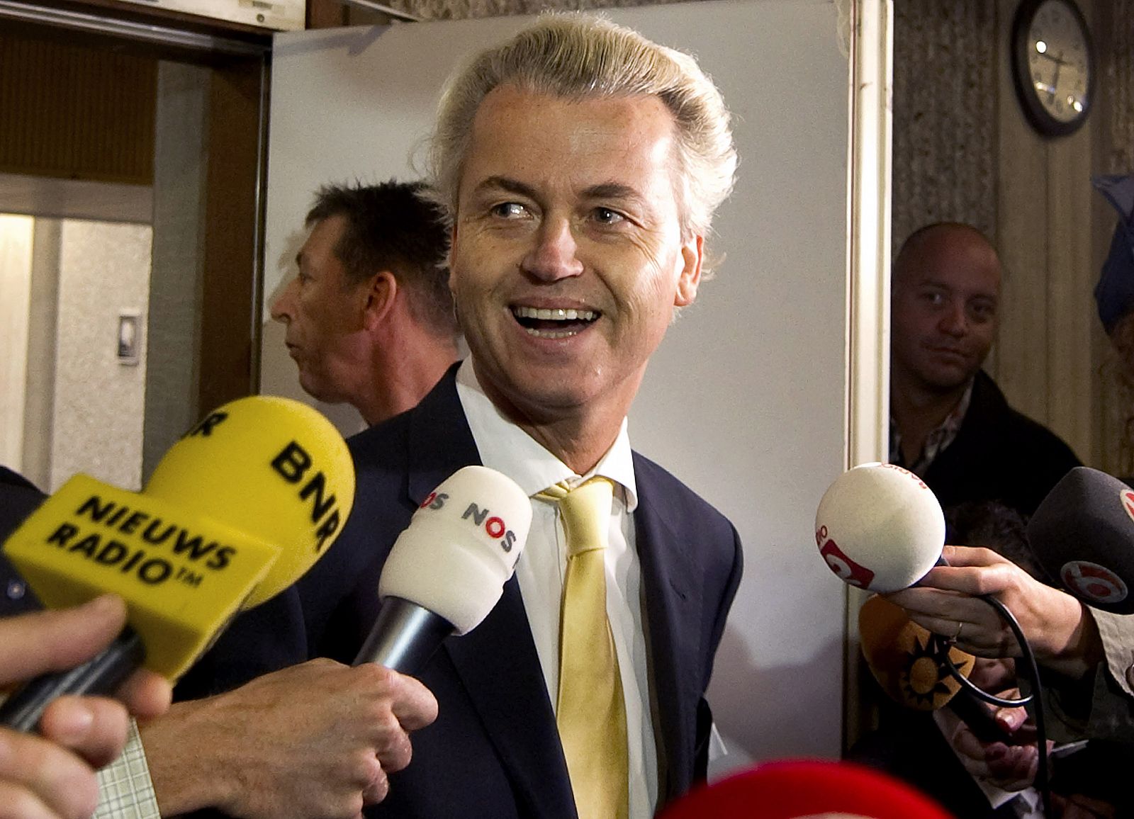 El político ultraderechista holandés Geert Wilders abandona el tribunal donde ha sido absuelto del delito de incitación al odio