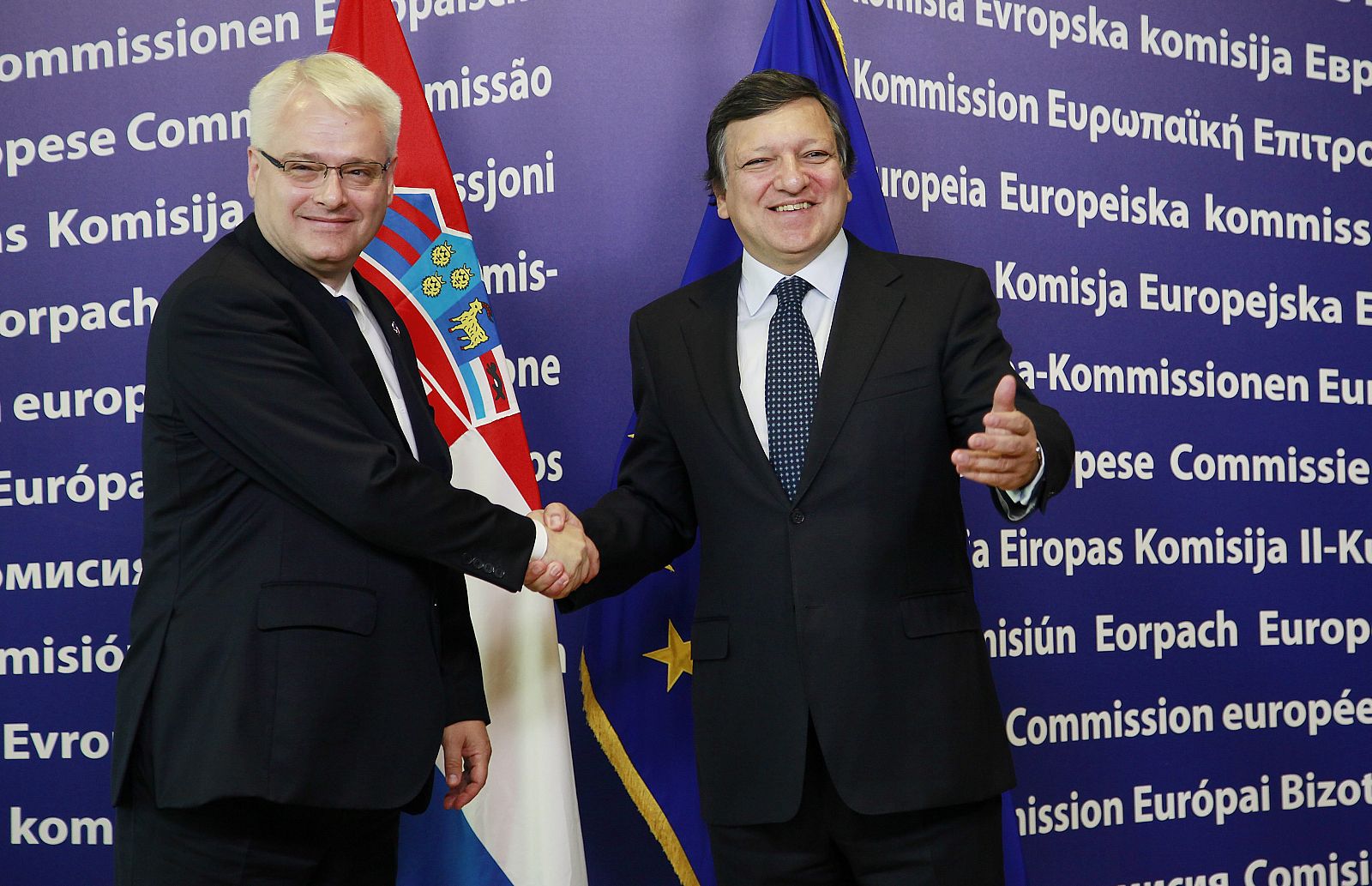 El presidente de la Comisión Europea, Jose Manuel Durao Barroso, da la bienvenida en Bruselas al presidente croata, Ivo Josiporiv, hace unos días