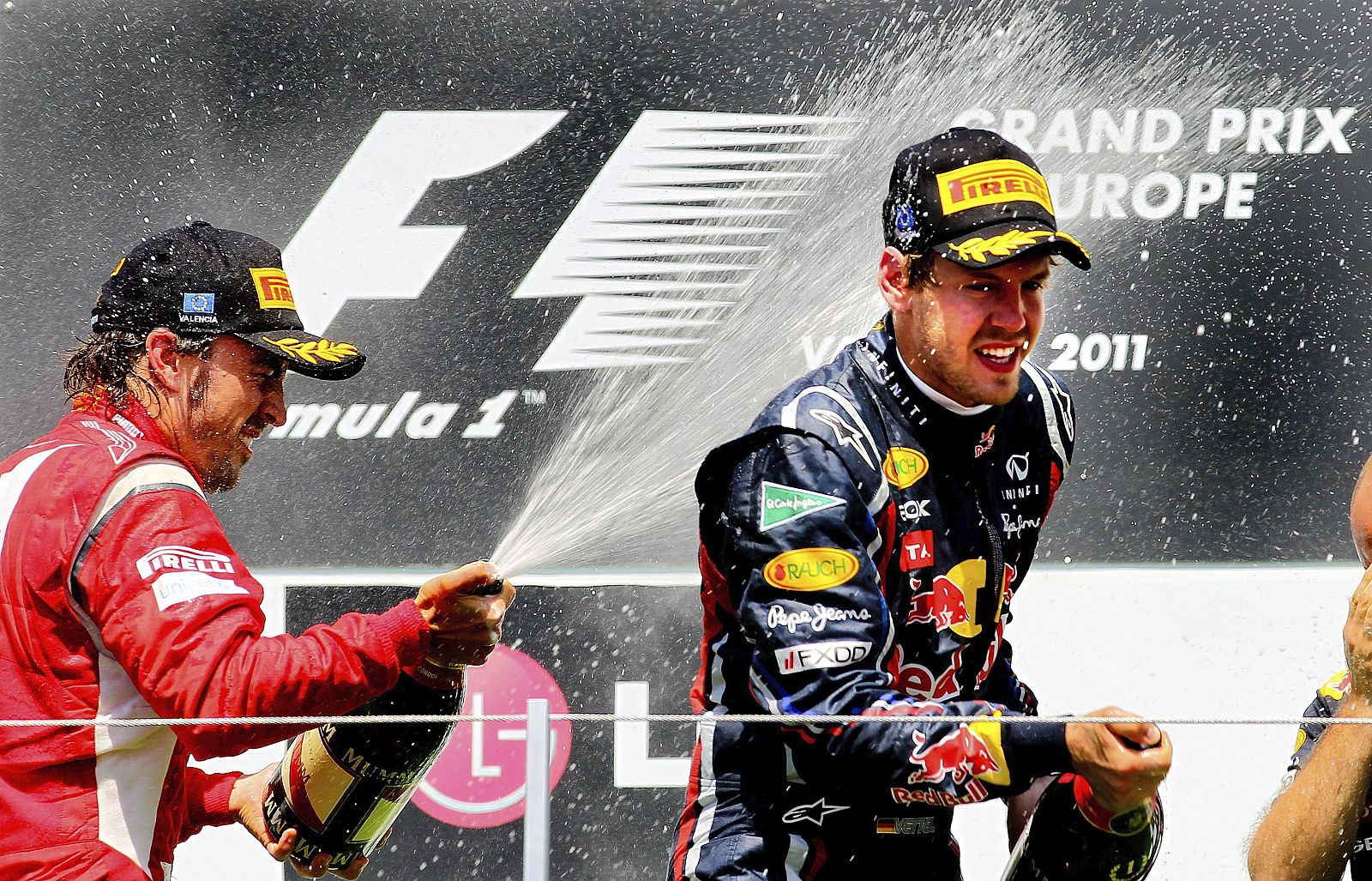 Fernando Alonso, a la izquierda, celebra su segundo puesto con el ganador, Sebastian Vettel