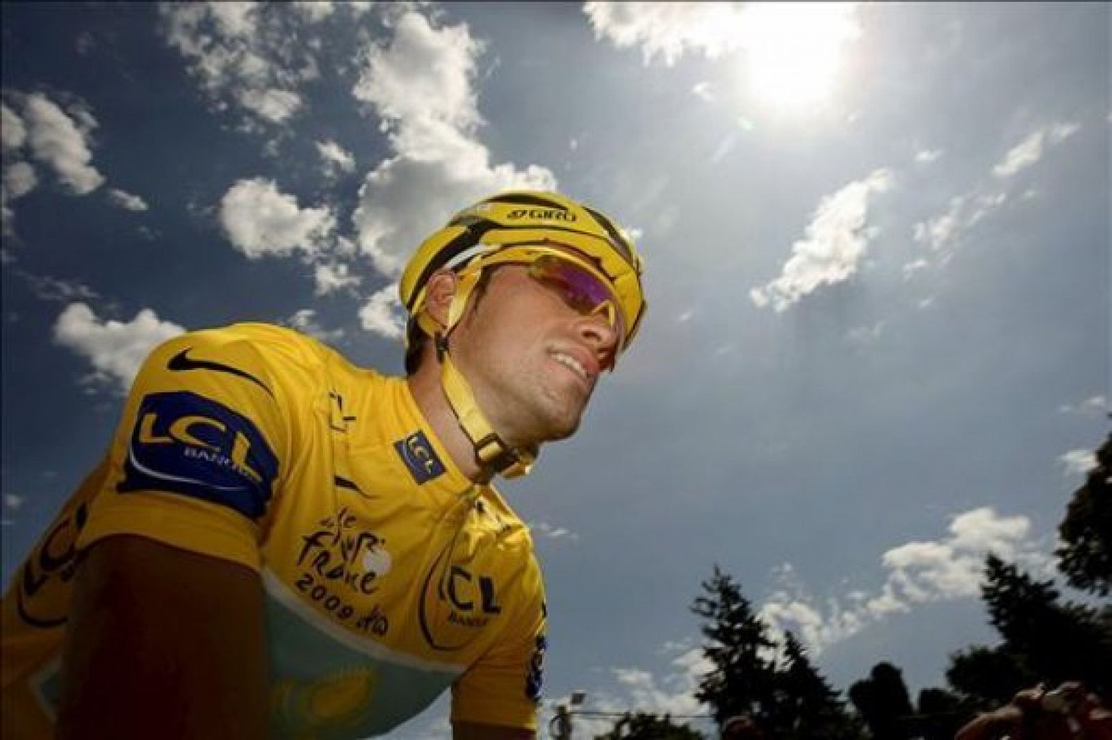 Alberto Contador con el maillot amarillo de ganador del Tour de Francia en una imagen de archivo.