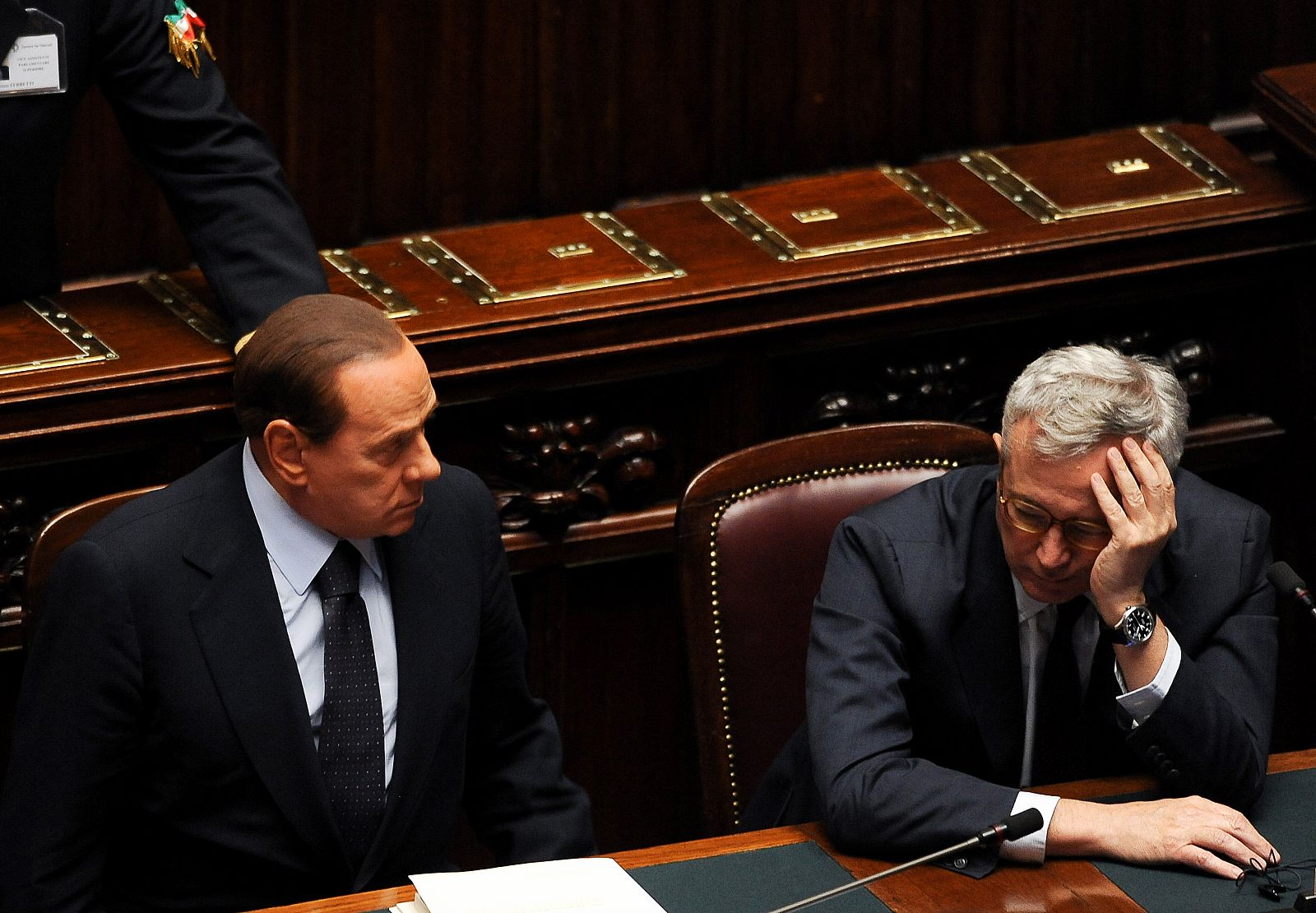 El primer ministro italiano mira al titular de Finanzas en una sesión en el Parlamento.