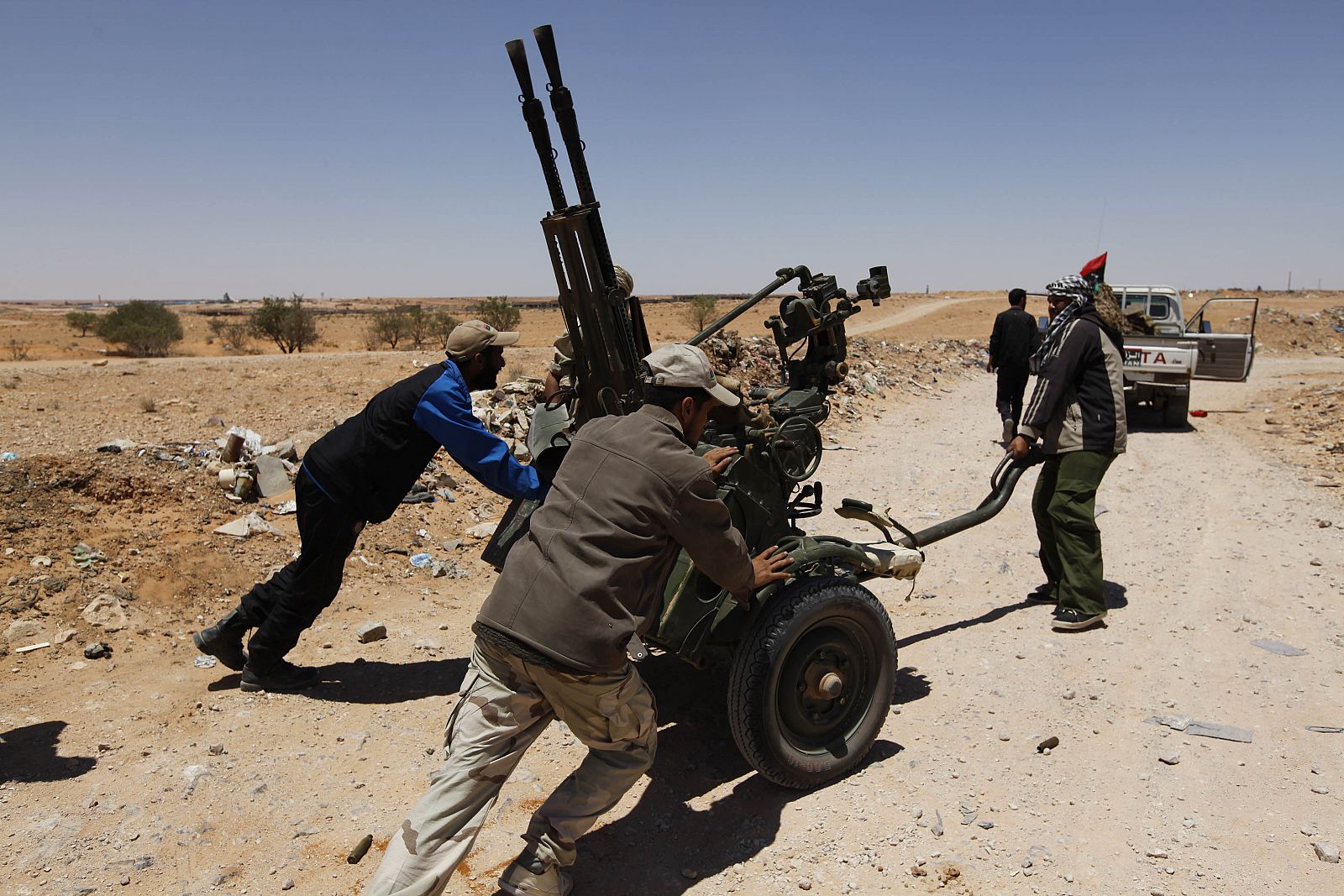 Rebeldes libios al sureste de Zintan haciéndose con armamento abandonado por las fuerzas de Gadafi