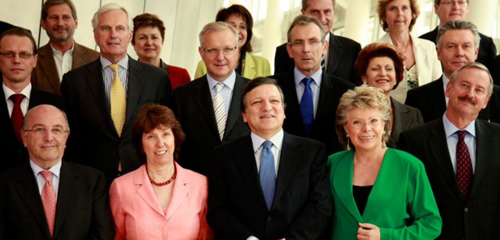El presidente de la Comisión Europea, José Manuel Durao Barroso (al centro) posa con sus colegas comisarios de la Unión Europea durante la reunión del presupuesto de la UE en la sede del organismo en Bruselas