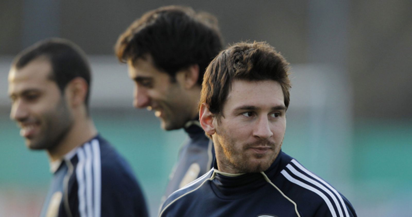 Los jugadores Javier Mascherano, Diego Milito y Lionel Messi se retiran al finalizar el entrenamiento de la selección de Argentina.