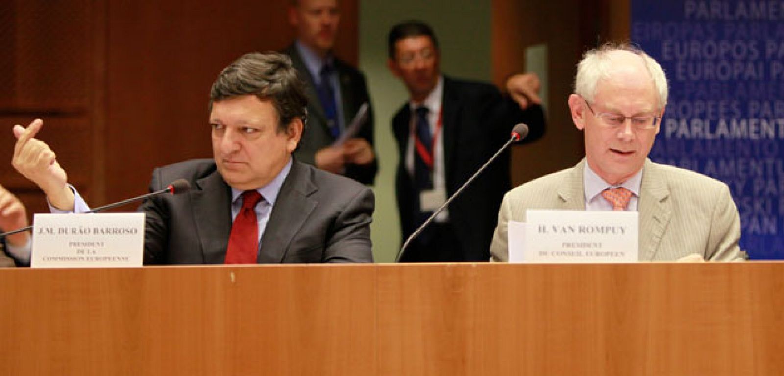 El presidente de la Comisión Europea, el portugués José Manuel Durao Barroso (a la izquierda) con el presidente del Consejo Europeo, el belga Herman Van Rompuy