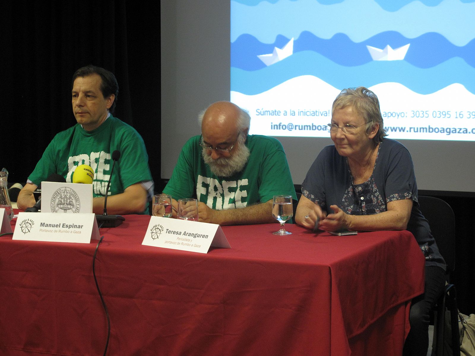 Santiago González (i), Manuel Espinar (c), y Teresa Aranguren, portavoces de la campaña Rumbo a Gaza.