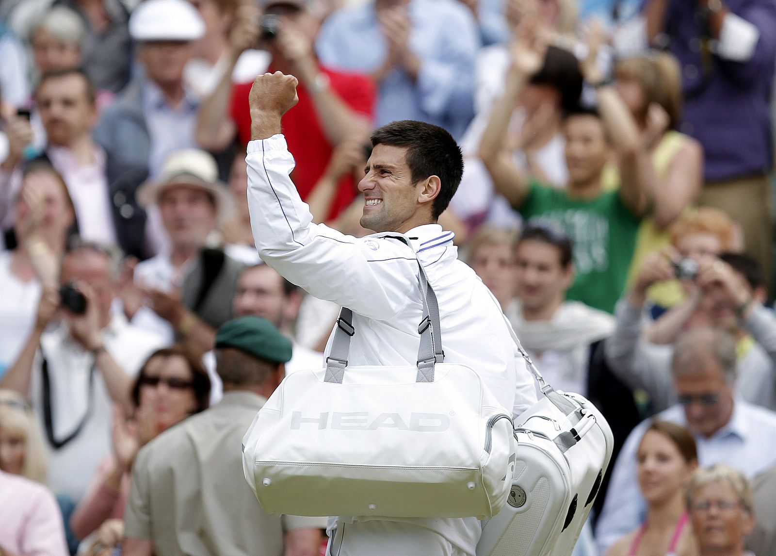 Novak Djokovic celebra su victoria ante el francés Jo-Wilfried Tsonga