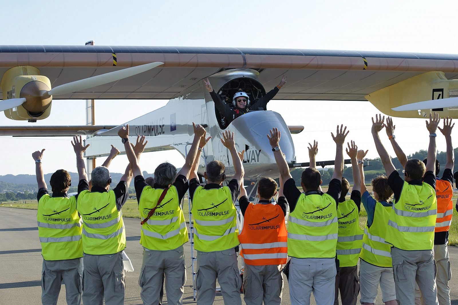 El piloto Andre Borschberg celebra, tras aterrizar con el avión experimental, su primer vuelo internacional.