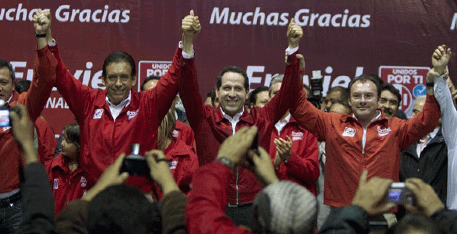 El candidato al gobierno del Estado de México por el Partido Reovulucionario Institucional (PRI), Eruviel Ávila celebra su victoria durante una rueda de prensa en Toluca.