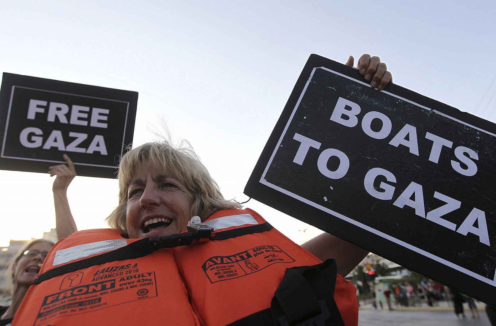 Activistas estadounidenses de la embarcación estadounidense "The Audacity of Hope", uno de los nueve barcos de la flotilla a Gaza, protestando ayer frente al ministerio de Orden Público en Atenas.