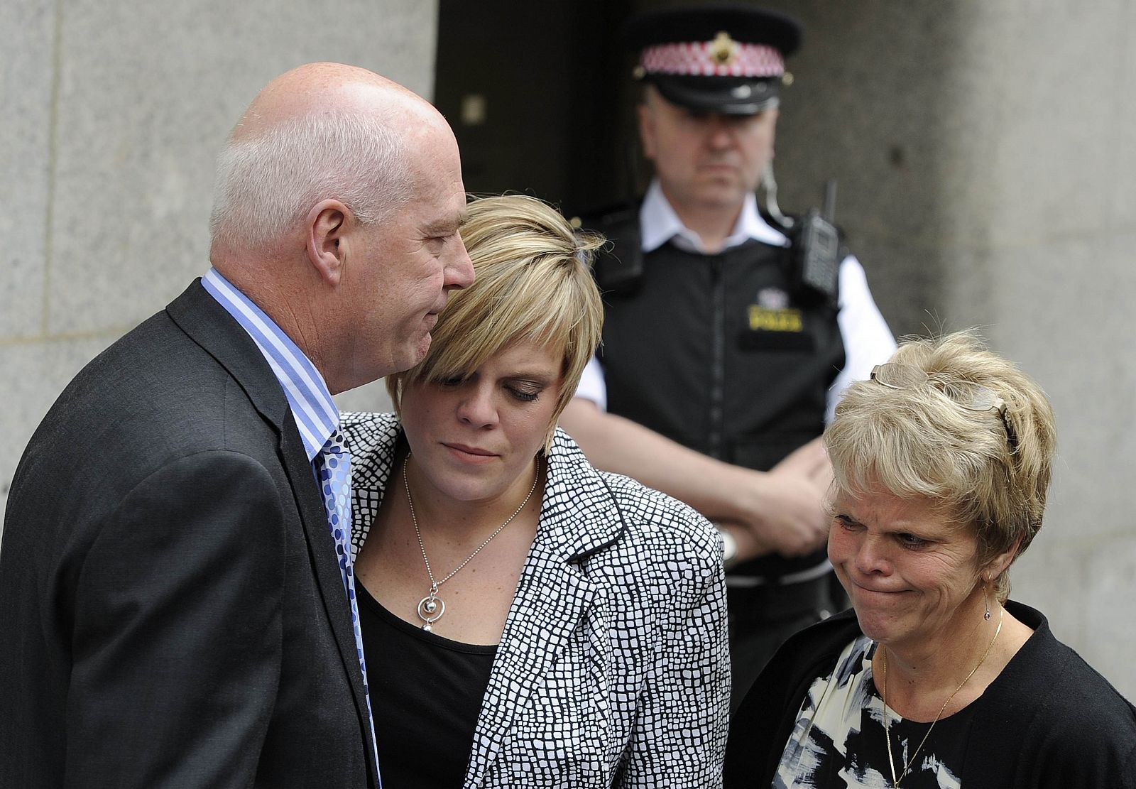 La familia de Milly Dowler tras leer un comunicado a los medios ante el tribunal de Londres.