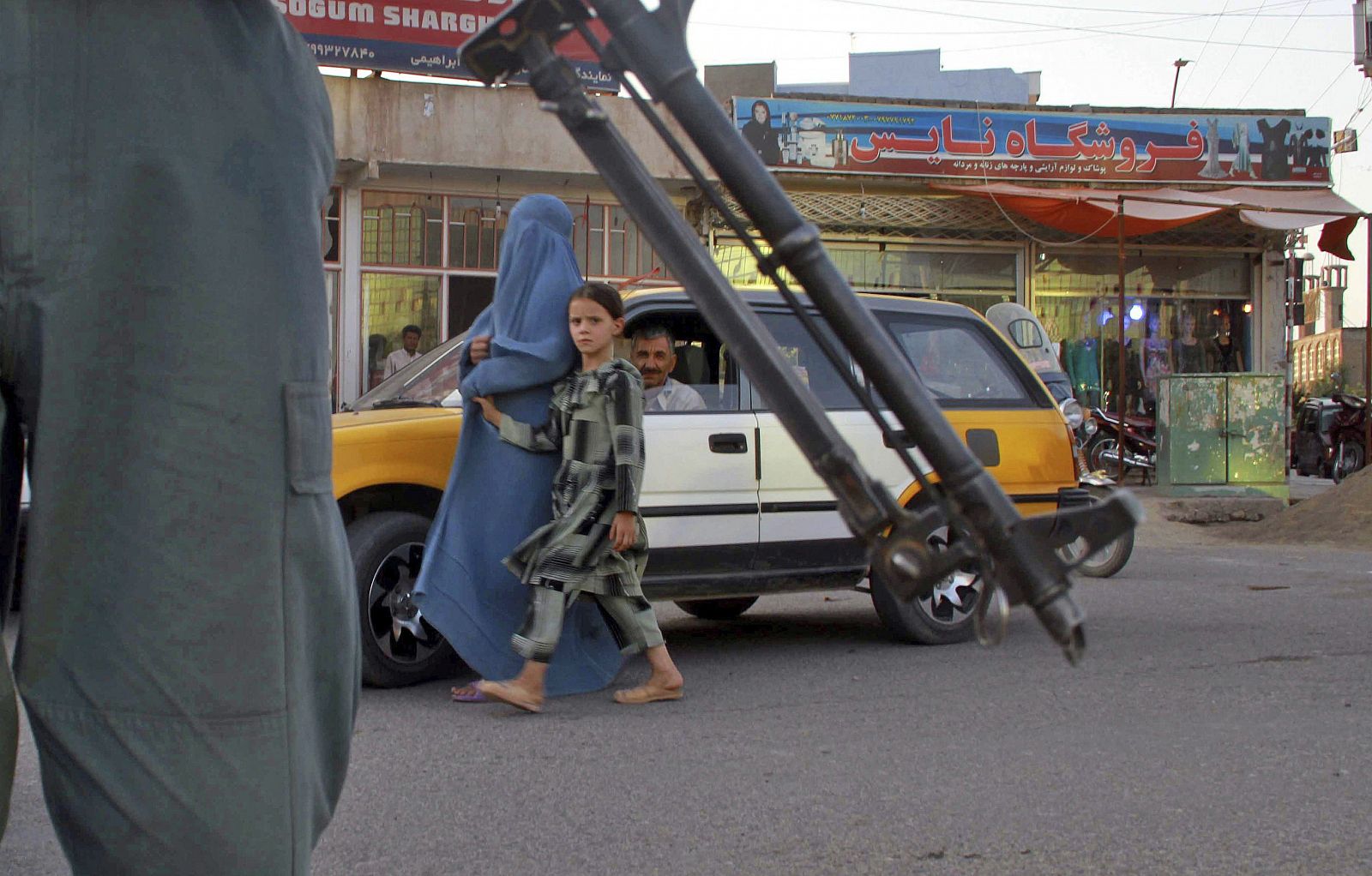 Policías afganos controlan una calle de Herat, Afganistán