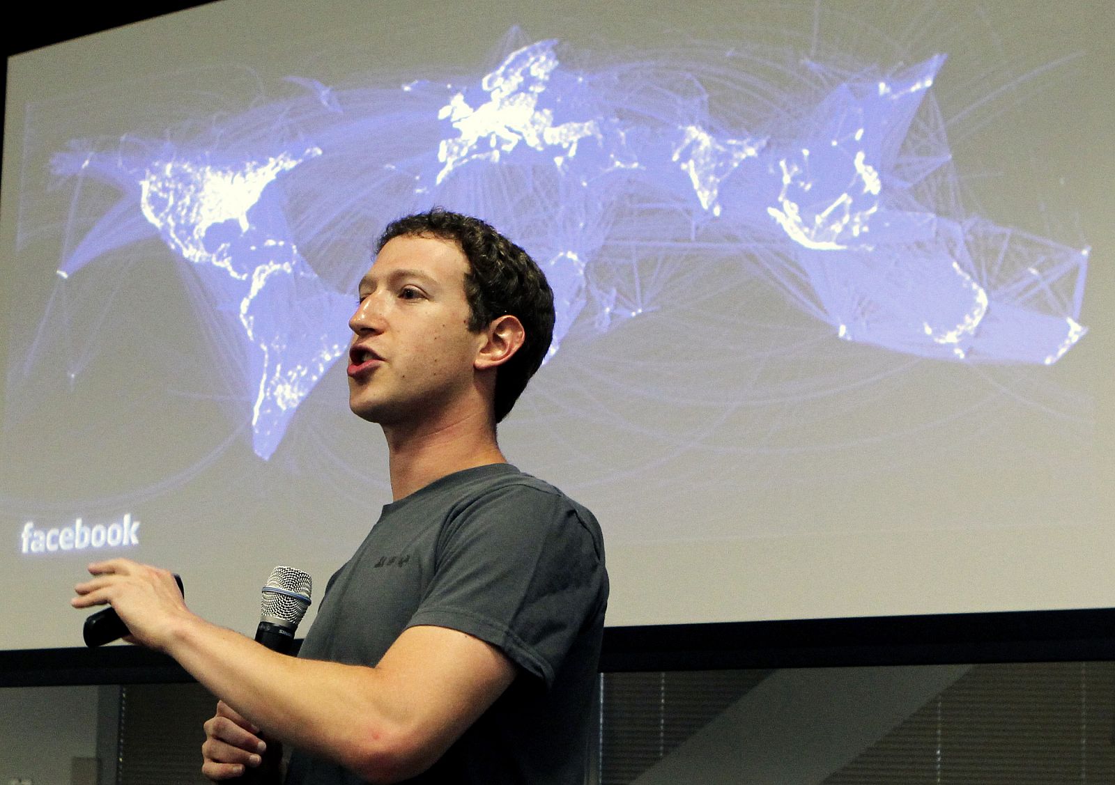 Mark Zuckerberg presenta la alianza de Facebook y Skype en sus oficinas de California.