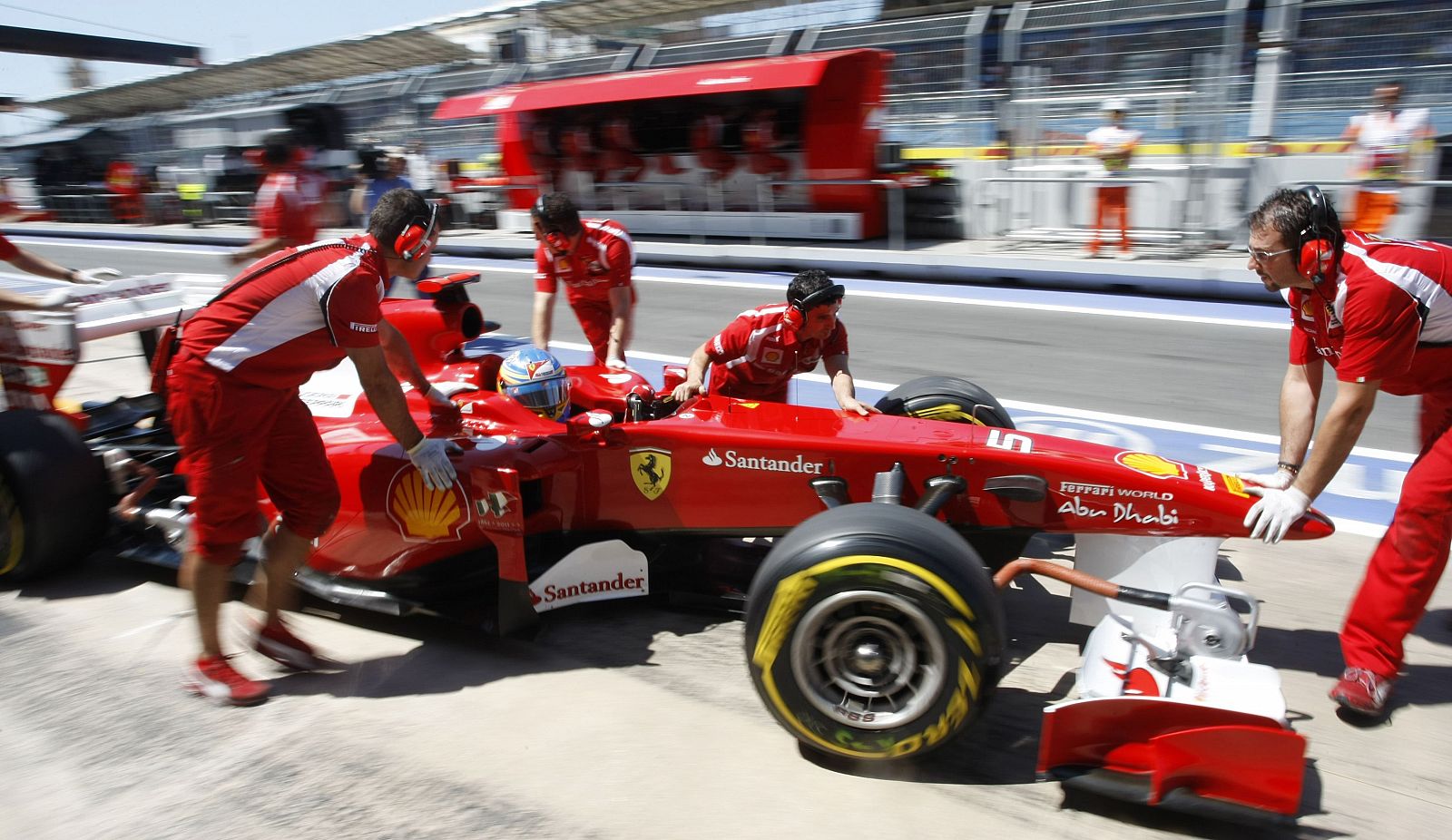 Mecánicos de Ferrari empujan el monoplaza de durante el GP de Valencia