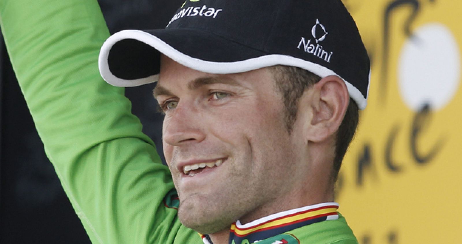 El ciclista español Joaquín Rojas, del equipo Movistar, saluda desde el podio ataviado con el maillot verde de mejor esprínter.