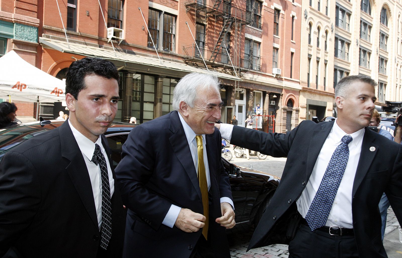 DSK, exdirector gerente del FMI, vuelve a su casa tras reunirse con sus abogados.