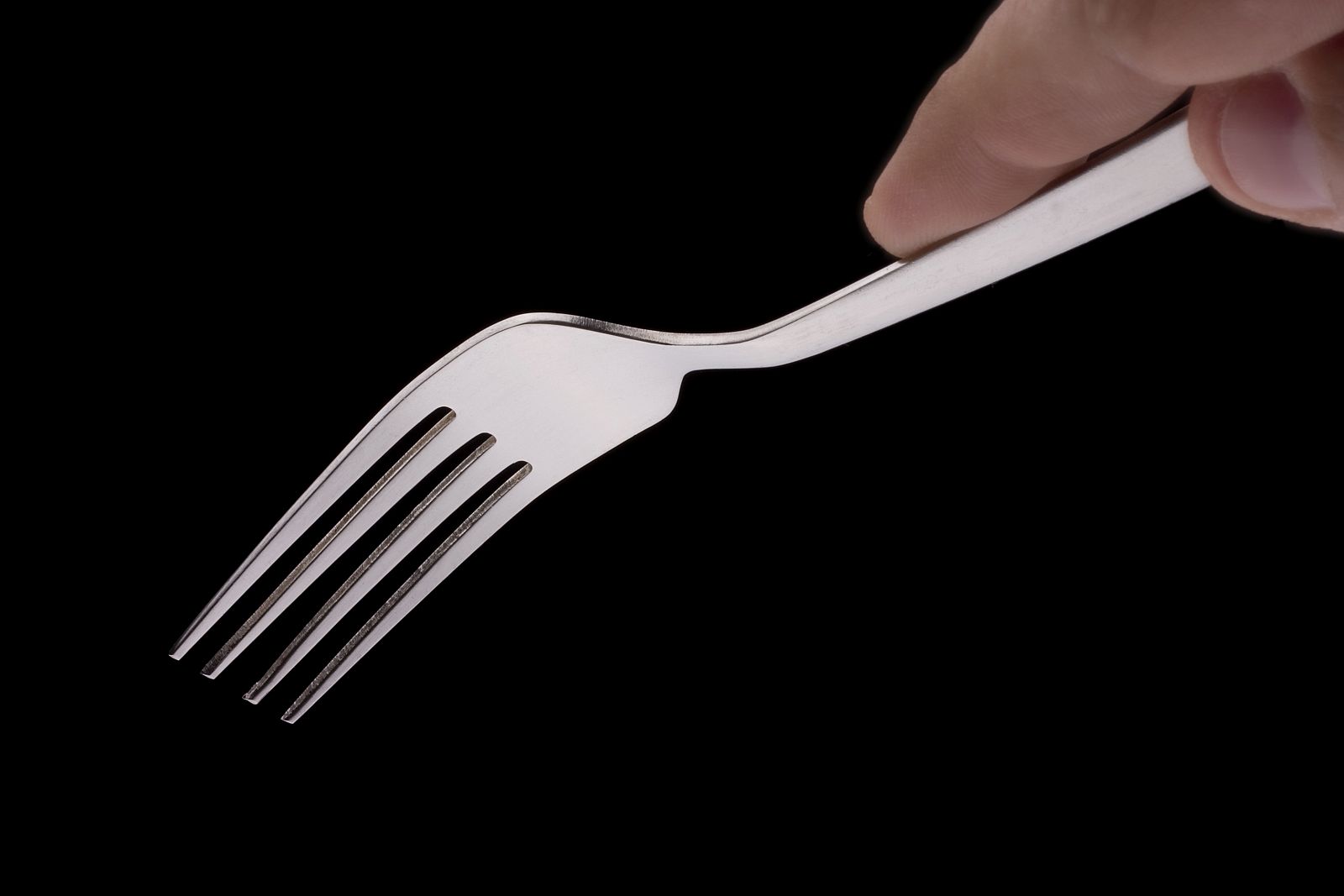 El sonido de un tenedor al rascar la superficie de un plato nos produce dentera