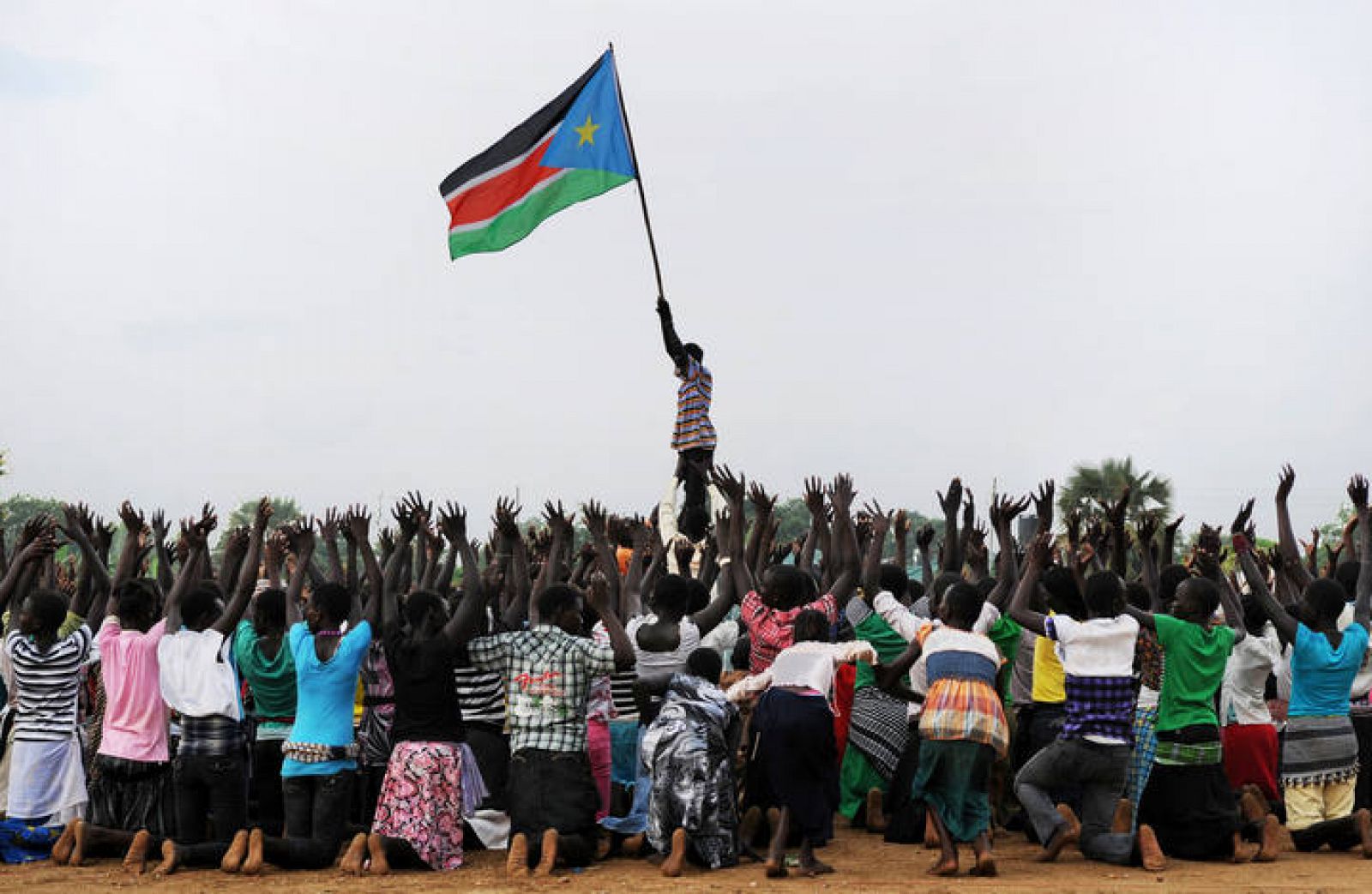 Niños de Sudán del Sur interpretando su danza tradicional como parte de las celebraciones de la independencia