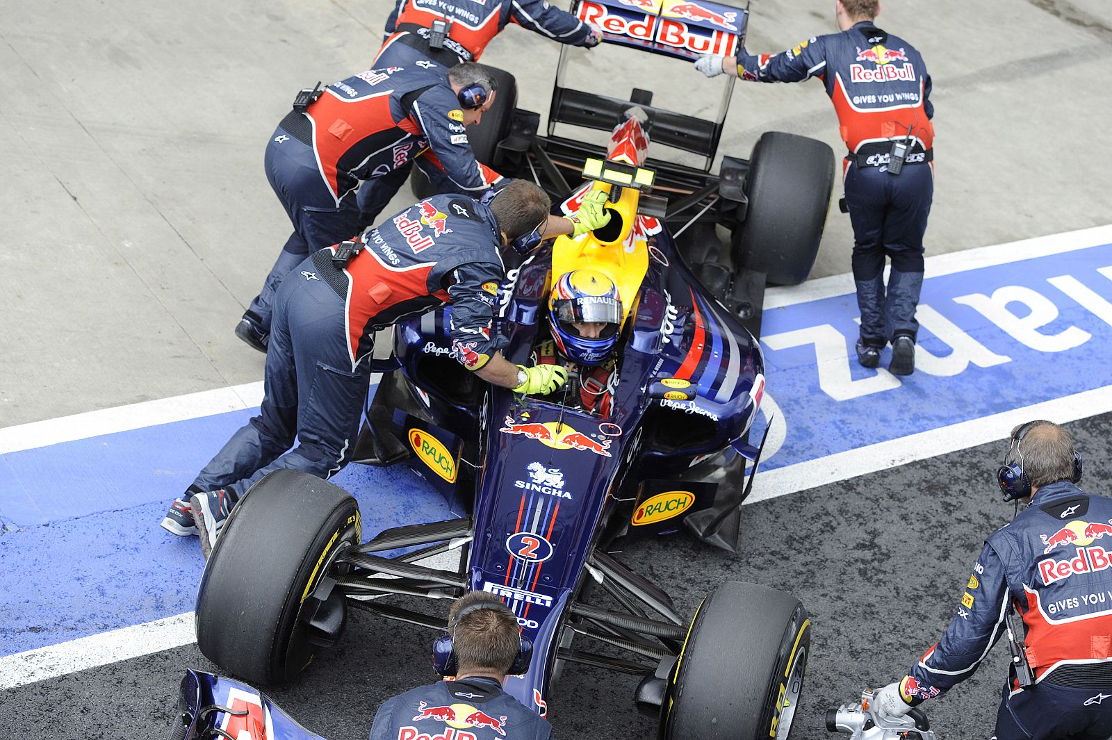 Mecánicos de Red Bull atienden el coche de Mark Webber en el circuito de Silverstone.