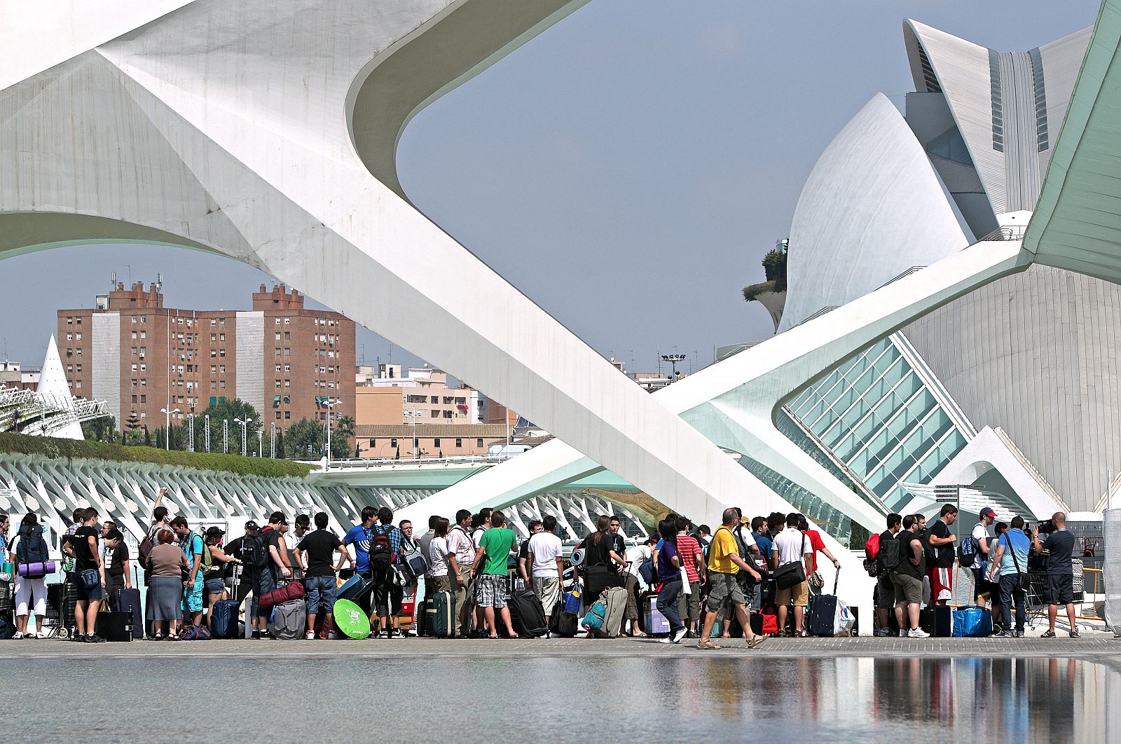 Decenas de personas esperan su turno en la Ciudad de las Ciencias de Valencia para entrar en la Campus Party, cuya 15 edición reunirá a 6.000 participantes.