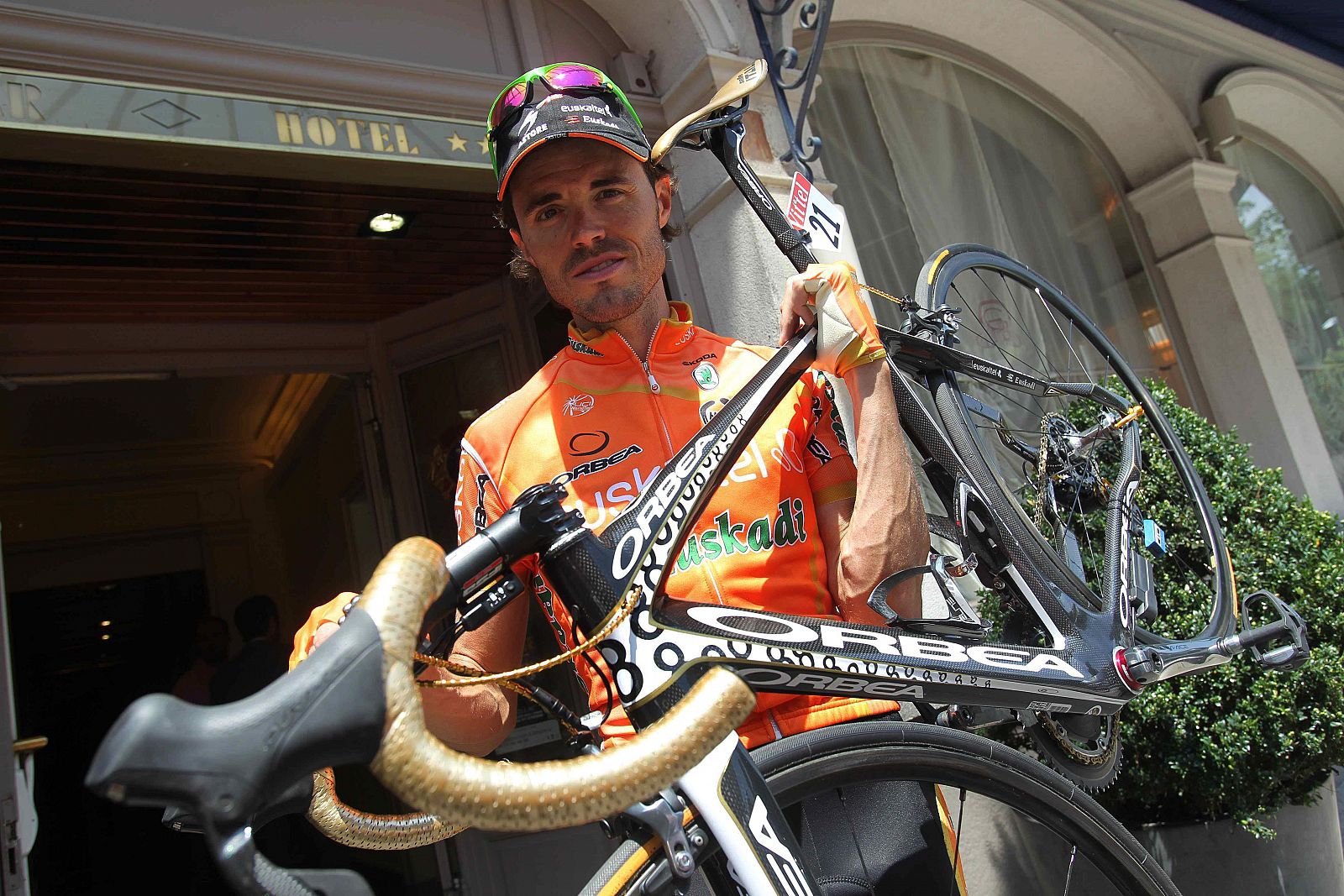 El ciclista español Samuel Sánchez posa con su bicicleta tras entrenar con sus compañeros de equipo del Euskaltel Euskadi en la primera jornada de descanso del Tour.