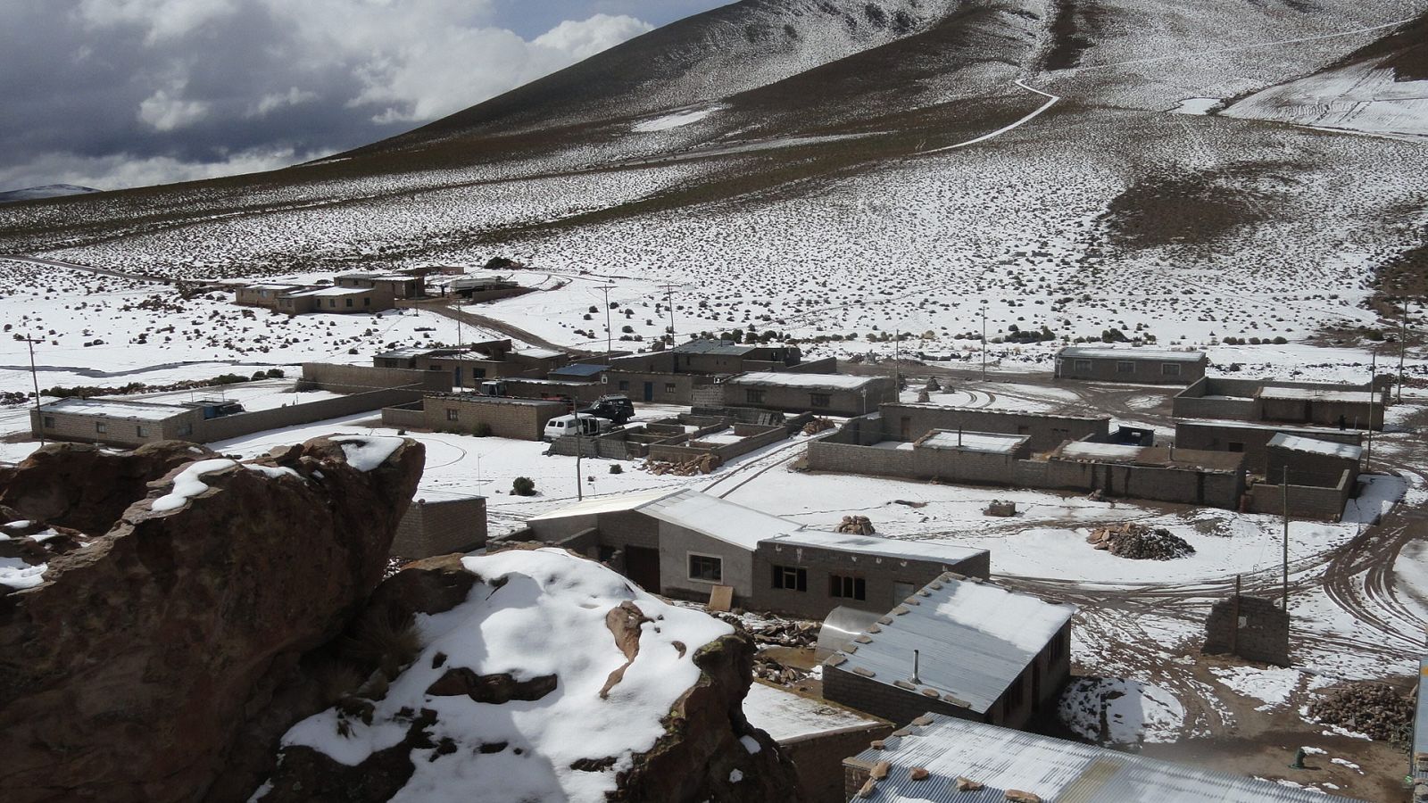 Panorámica de una zona de Sur Lipez afectada por las nevadas que azotan el suroeste de Bolivia.