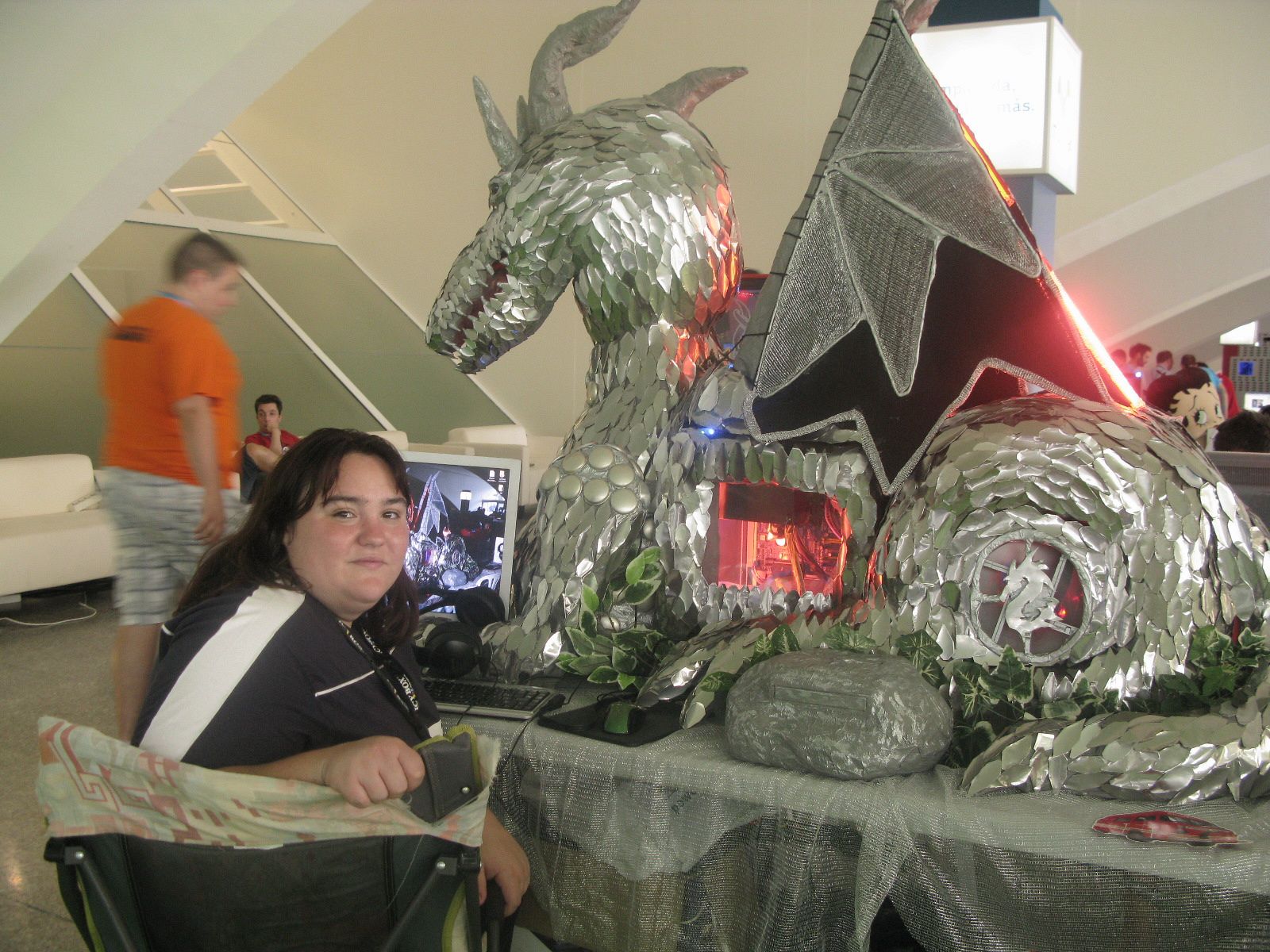 Débora, una alicantina de 23 años, junto a su ordenador tuneado con forma de dragón.