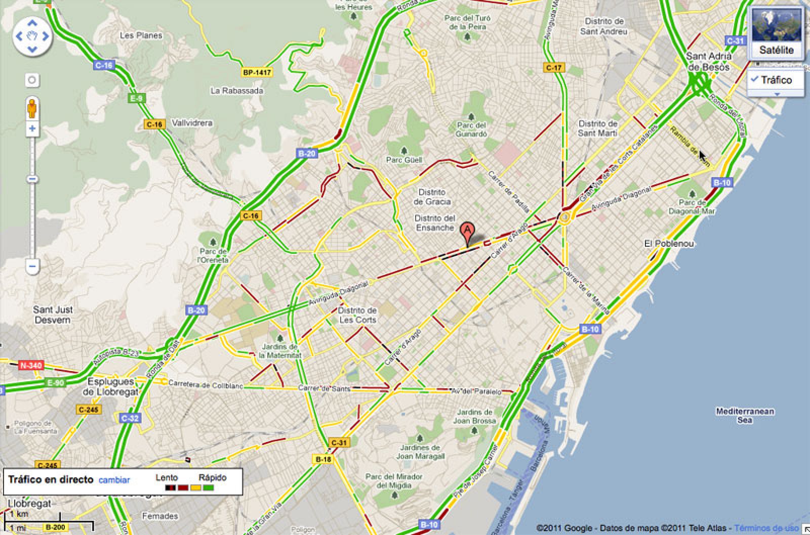 Se muestran los niveles de tráfico en las principales vías en una capa superpuesta de color verde, rojo o negro (rápido, lento o 'gran atasco').