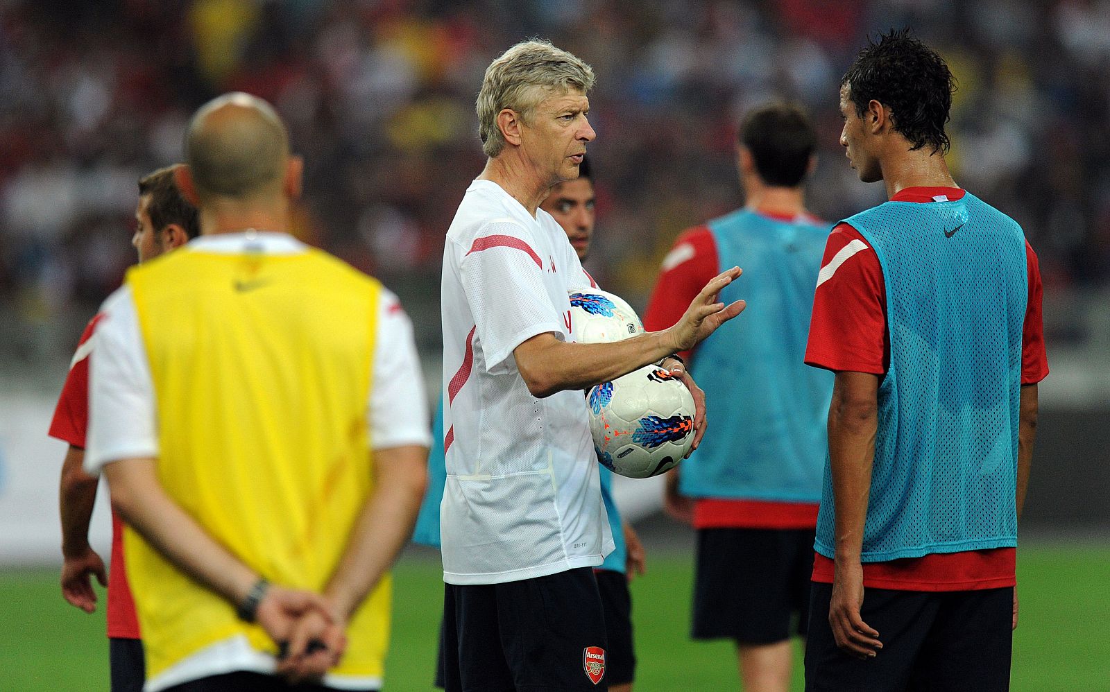 El entrenador francés del Arsenal, Arsene Wenger, da instrucciones a uno de sus jugadores durante un entrenamiento en Kuala Lumpur donde prepara la pretemporada