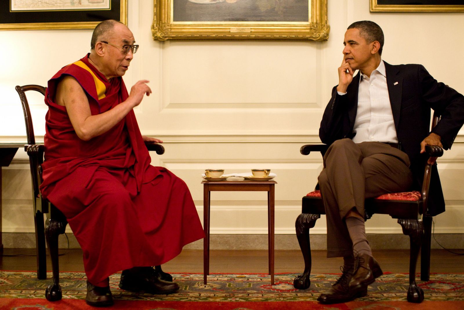 Obama y el Dalai Lama charlan durante su encuentro en la Casa Blanca.