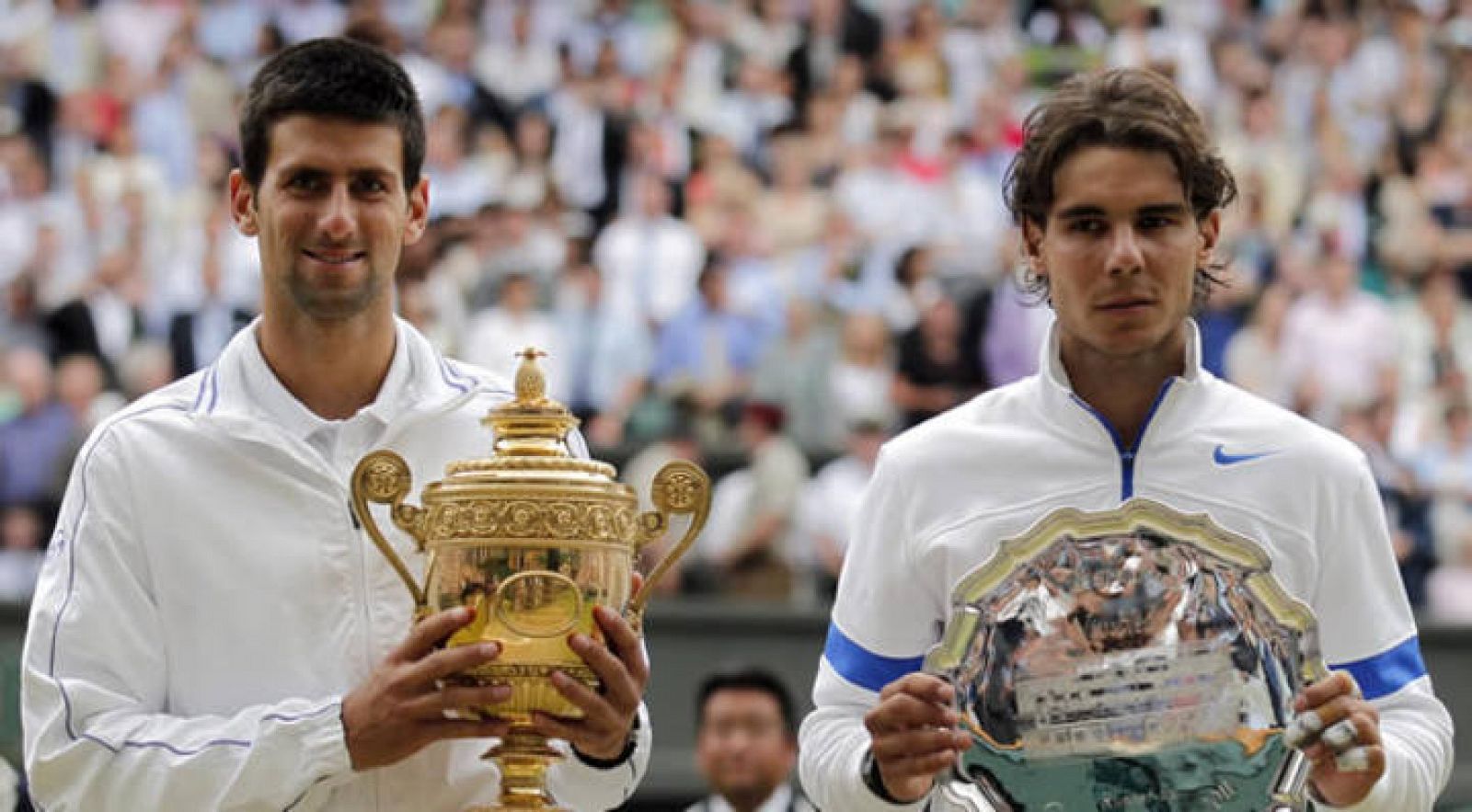 Djokovic posa con el trofeo de Wimbledon y Nadal con el de subcampeón