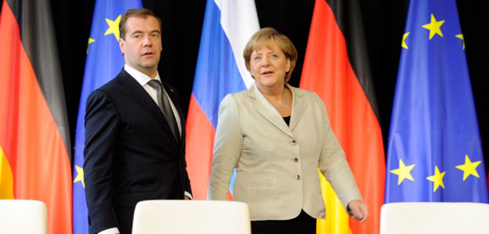 La canciller alemana Angela Merkel, comparece ante los medios junto al presidente de Rusia, Dmitry Medvedev, este martes, en la ciudad alemana de Hanover.