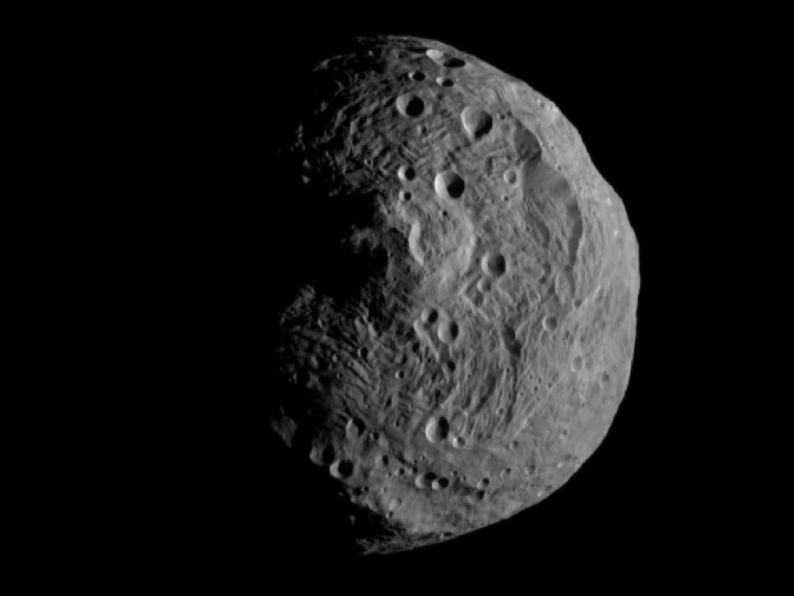 Imagen obtenida por la sonda Dawin al situarse a unos 16.000 kilómetros de Vesta