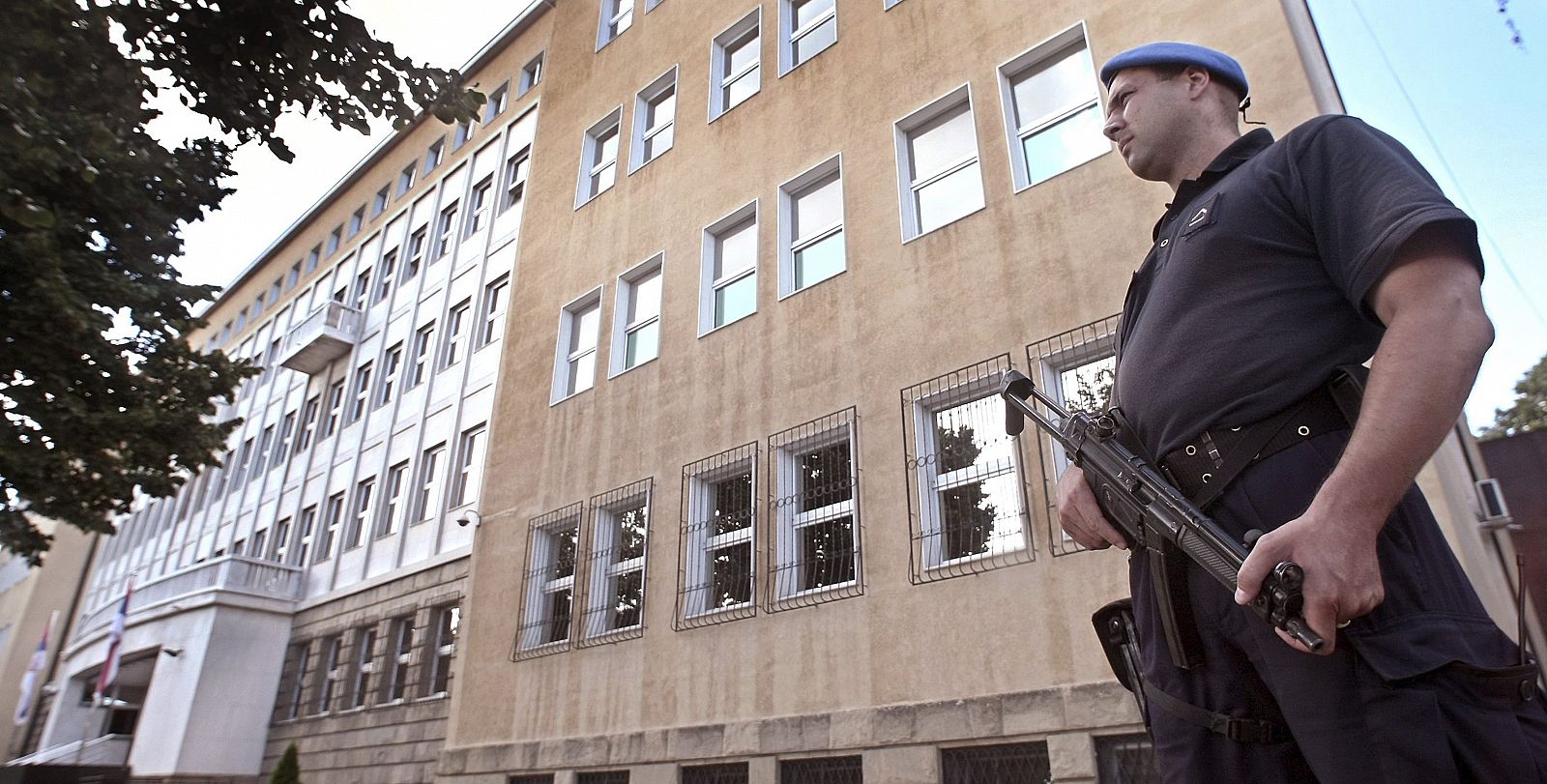 Un policía serbio hace guardia frente al Tribunal de Crímenes de Guerra en Belgrado