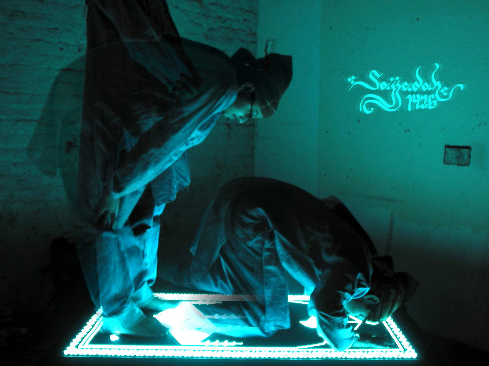 'El Sajjadah' (2005), la alfombra de oración que se ilumina cuando está correctamente orientada a La Meca, de Soner Ozenc. Uno de los objetos de "Talk to me".