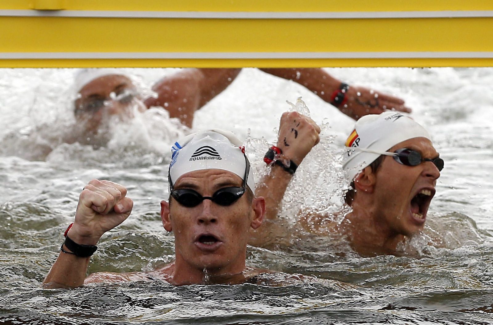 Kiko Hervás, a la derecha, en la prueba de los 10 kilómetros en aguas abiertas, donde ganó su plaza olímpica para Londres 2012.