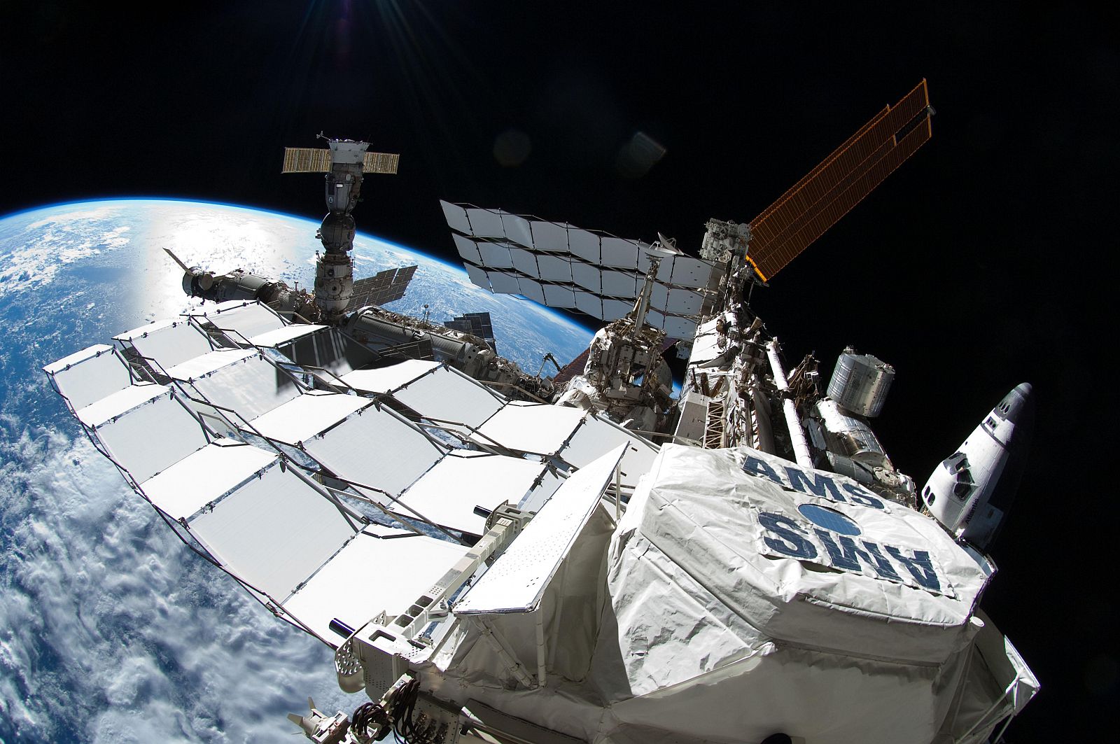 Foto que muestra la Estación Espacial Internacional (EEI) en la que puede verse a la derecha el transbordador Atlantis y atrás a la izquierda la nave Soyuz el pasado 15 de julio de 2011.