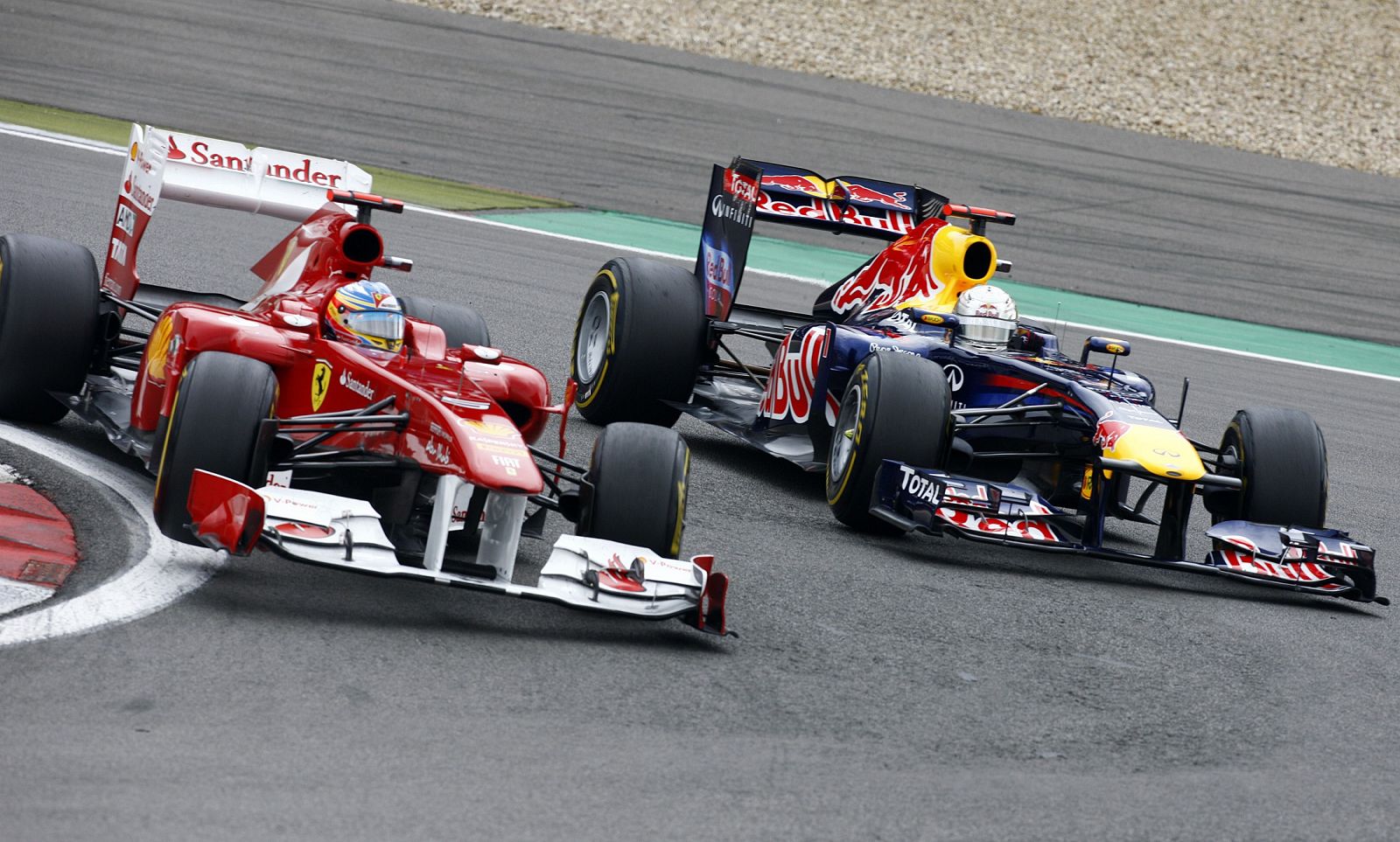 Fernando Alonso adelantó al Red Bull de Sebastian Vettel en las primeras vueltas del GP de Alemania.
