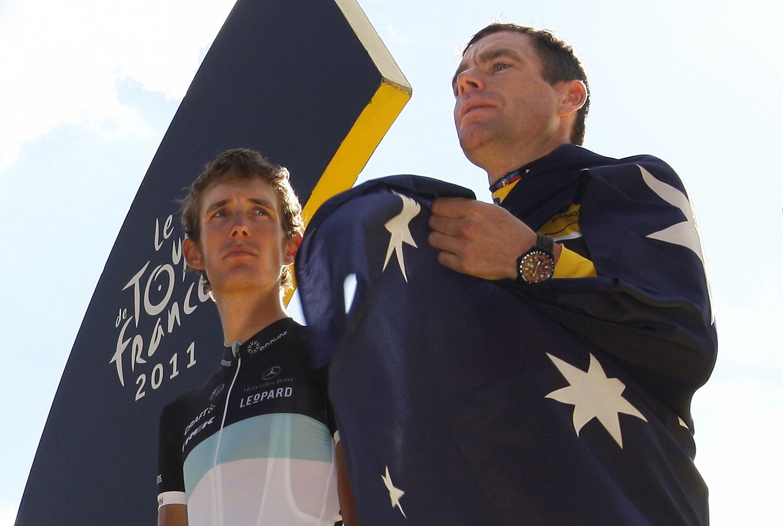 Andy Schleck (I), en el podio junto al ganador, Cadel Evans.