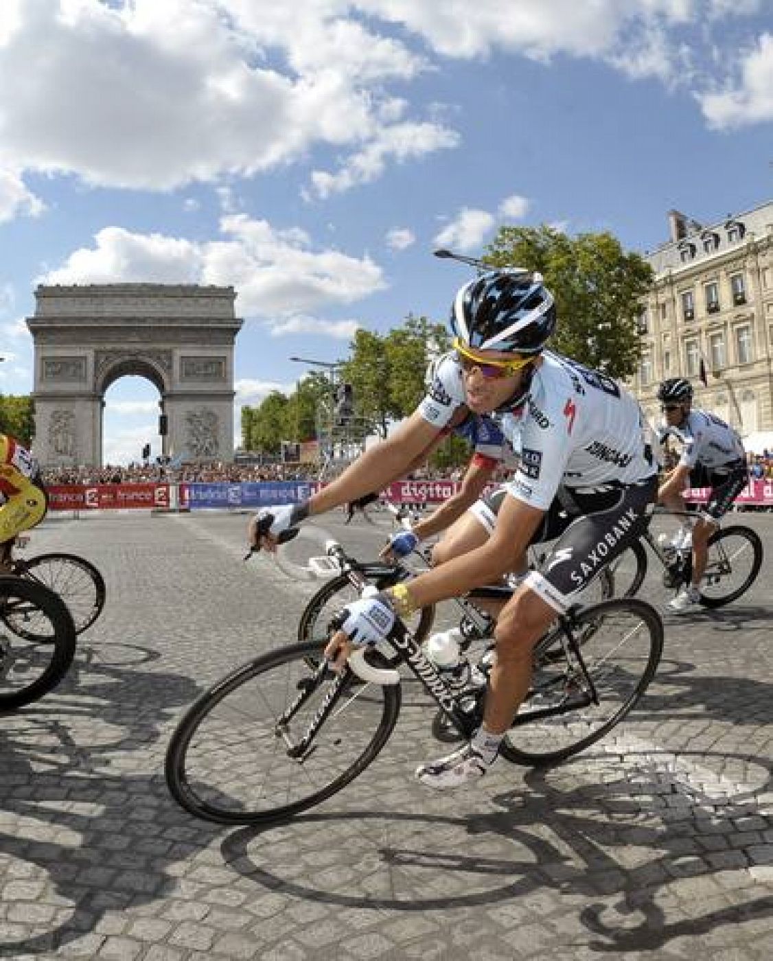 El corredor español Alberto Contador frente al Arco del Triunfo de París.