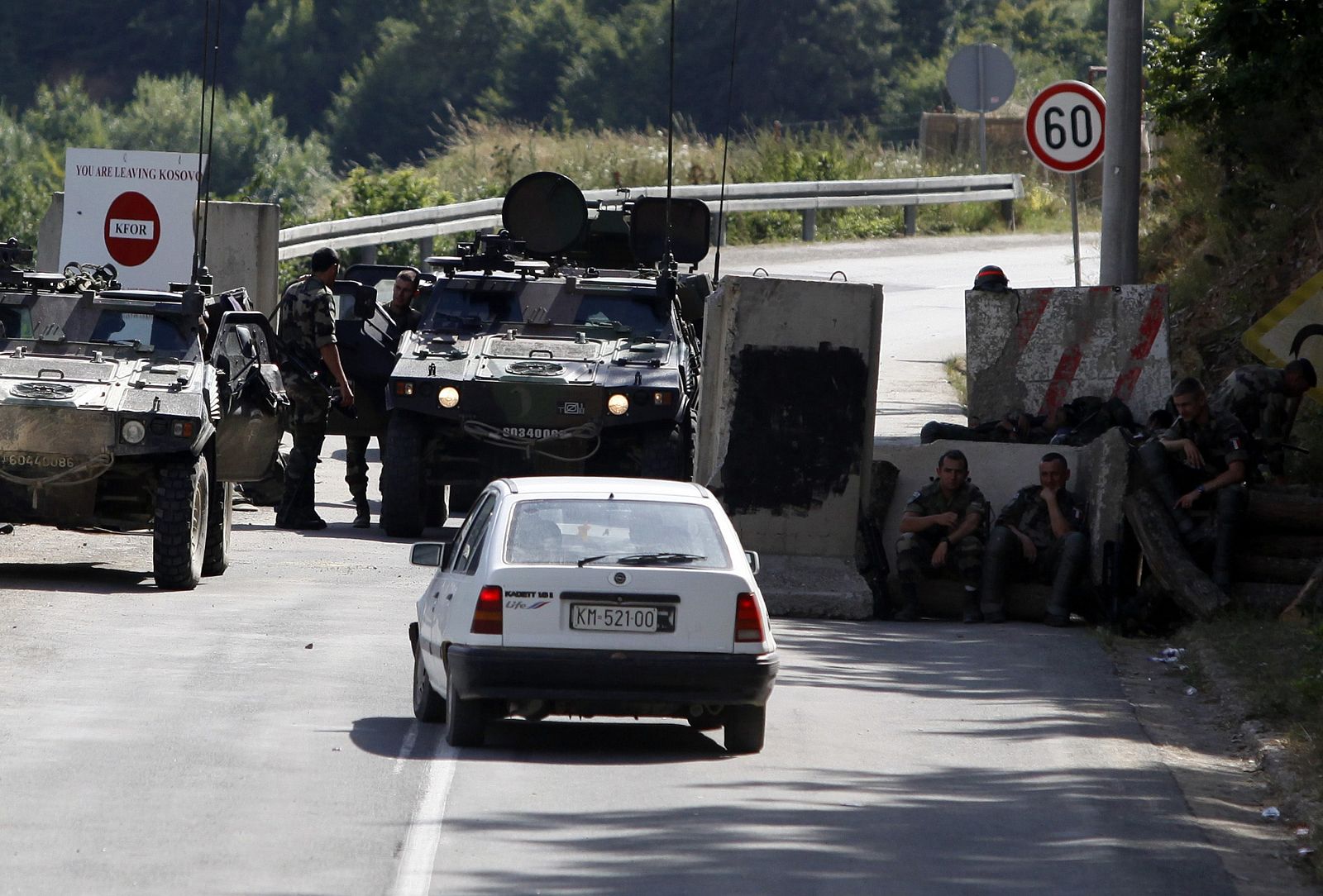 Tropas de la OTAN en Kosovo controlan un punto fronterizo cercano a la localidad de Mitrovica