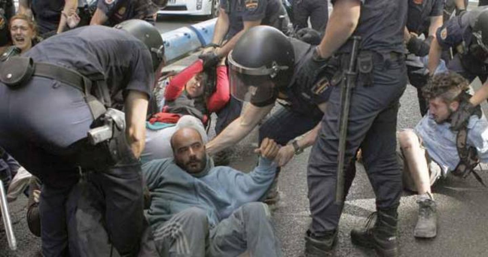 La policia comienza a desalojar a los indignados del Paseo del Prado a primera hora de la maána de este miércoles