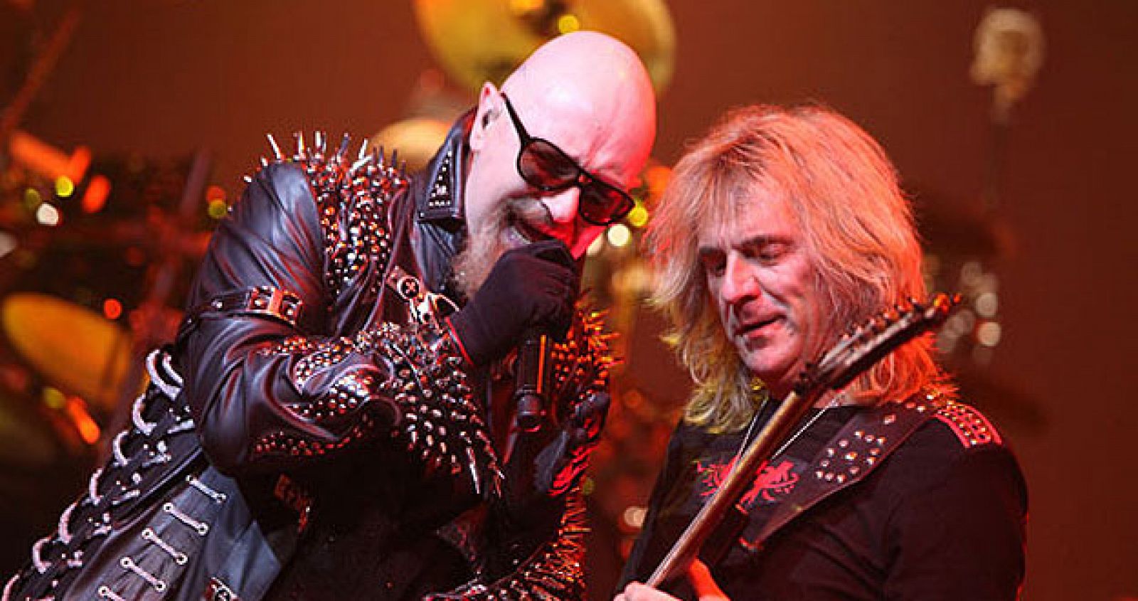 El vocalista Rob Halford y el guitarrista Glenn Tipton, durante un concierto de la gira de despedida de Judas Priest.