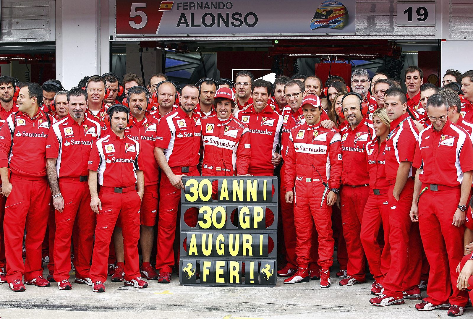 Alonso recibe las felicitaciones de todo el equipo Ferrari por su 30 cumpleaños