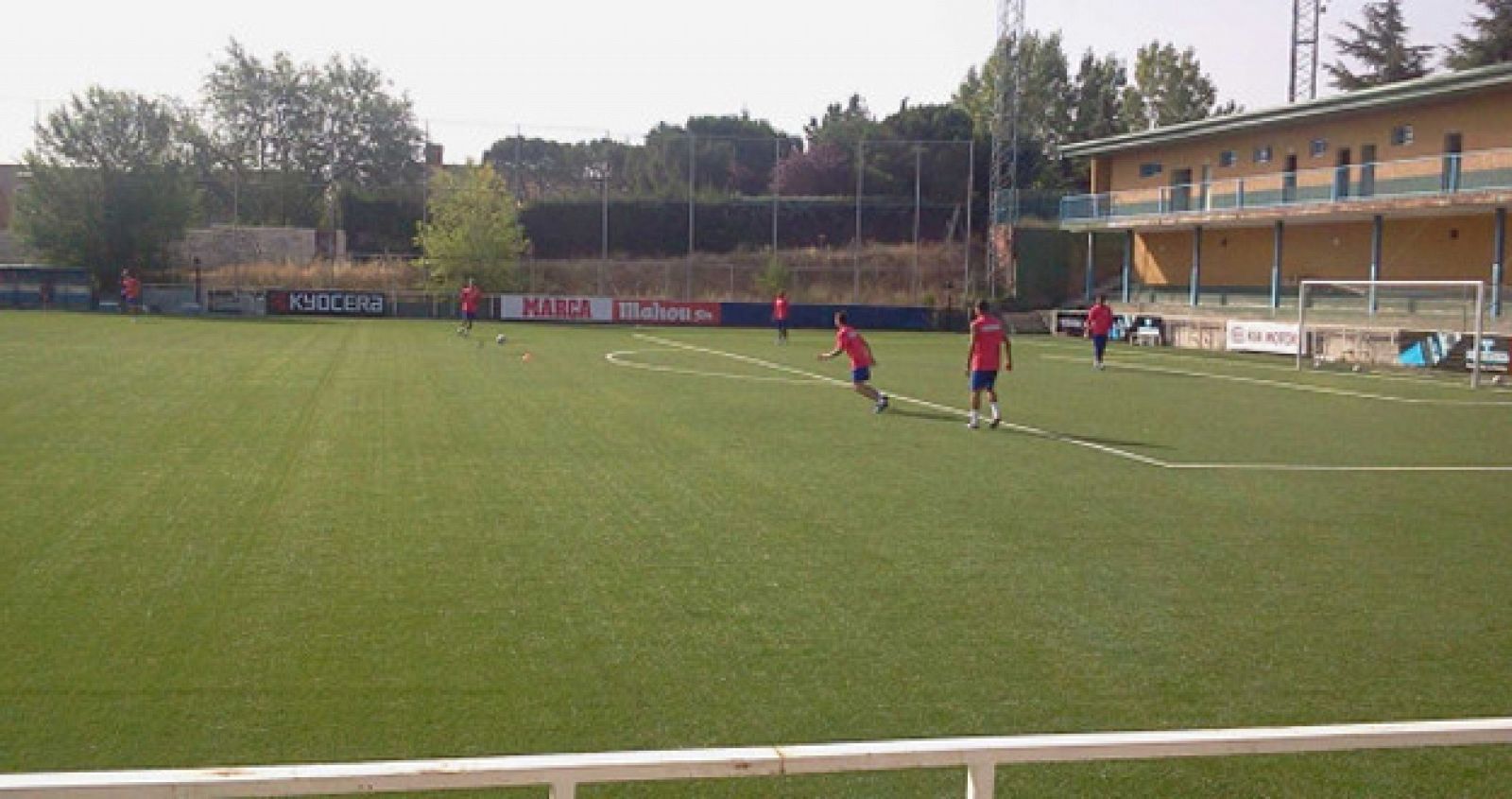 Los jugadores del Atlético entrenan sobre un campo de césped que el club tiene en Majadahonda.