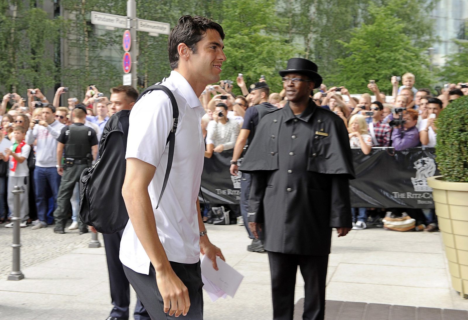 El jugador brasileño del Real Madrid, Kaka, llega al hotel de concentración.