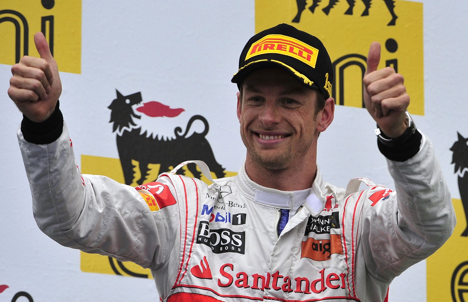 El piloto de McLaren Mercedes, el britanico Jenson Button, celebra su victoria en el GP de Hungría