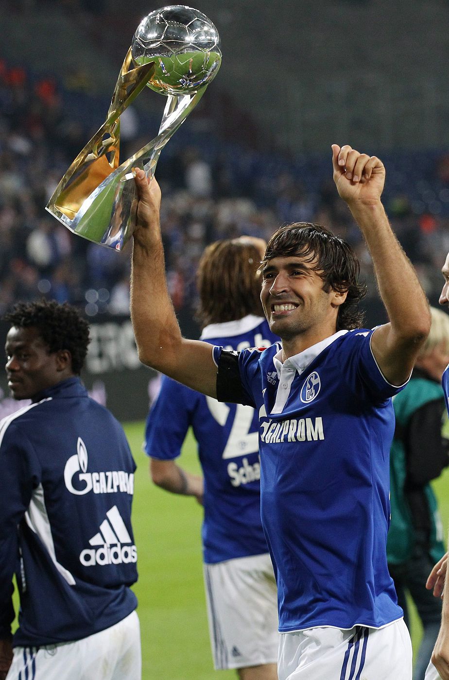 Raul celebra la victoria del Schalke 04 ante el Borussia Dortmund durante un partido de la Supercopa alemana
