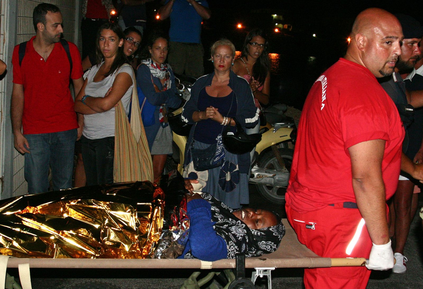 Una de los 300 inmigrantes de la embarcación que ha sido interceptada en Lampedusa, que estaba embarazada, ha tenido que ser trasladada en helicóptero.