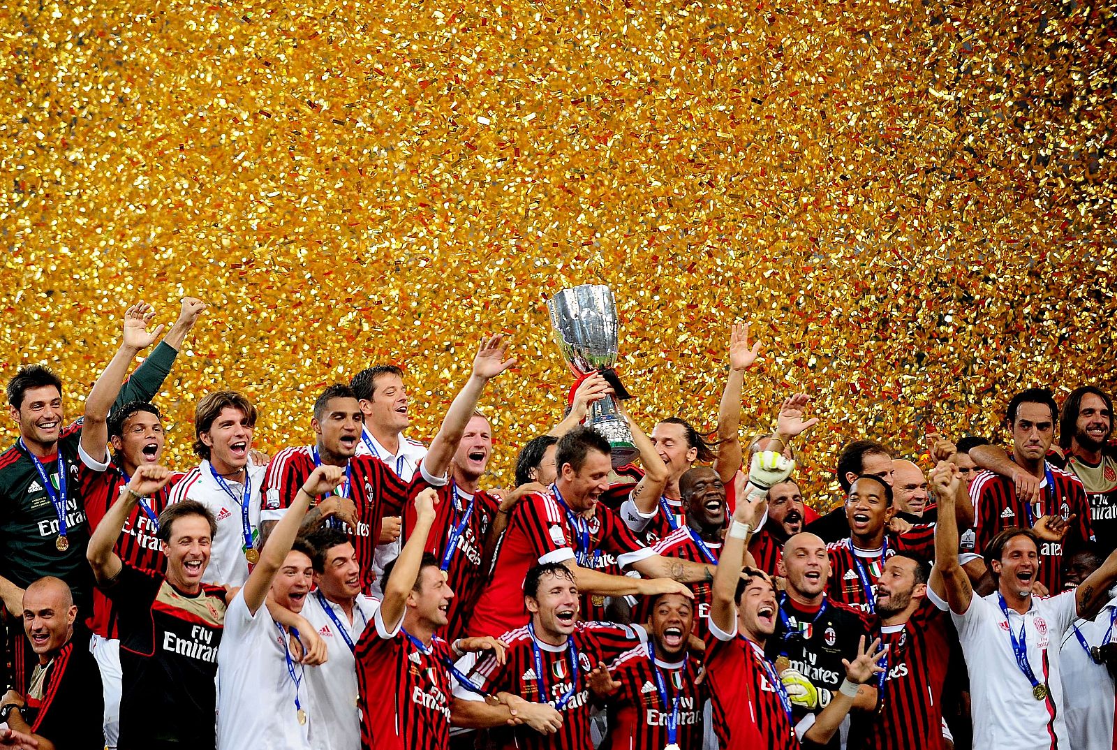Los jugadores del AC Milan celebran la Supercopa lograda en Pekín frente al Inter.